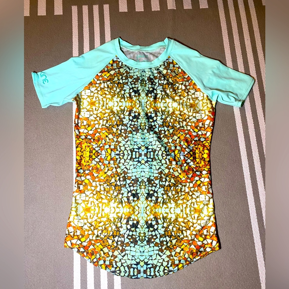 EUC Dakine Short Sleeve Mosaic Boho Rash Guard Surf Sun Protection Swim Top